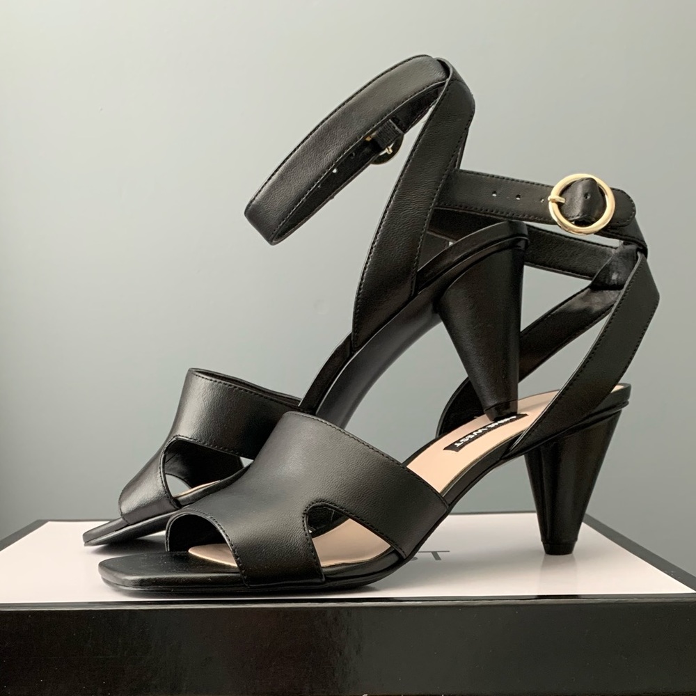NWOT NINE WEST ankle strap pump
